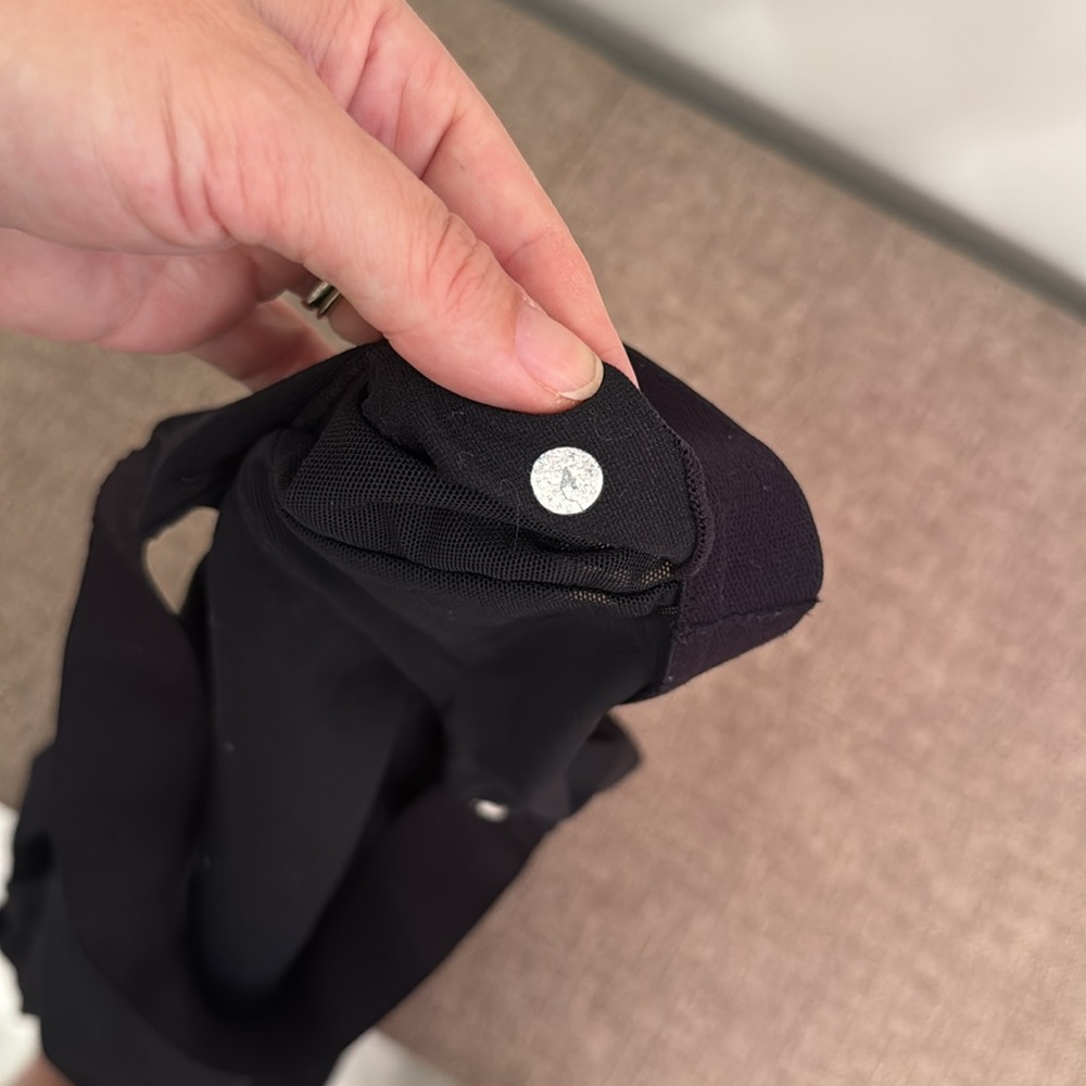 EUC women’s Lululemon workout top - Picture 4 of 5